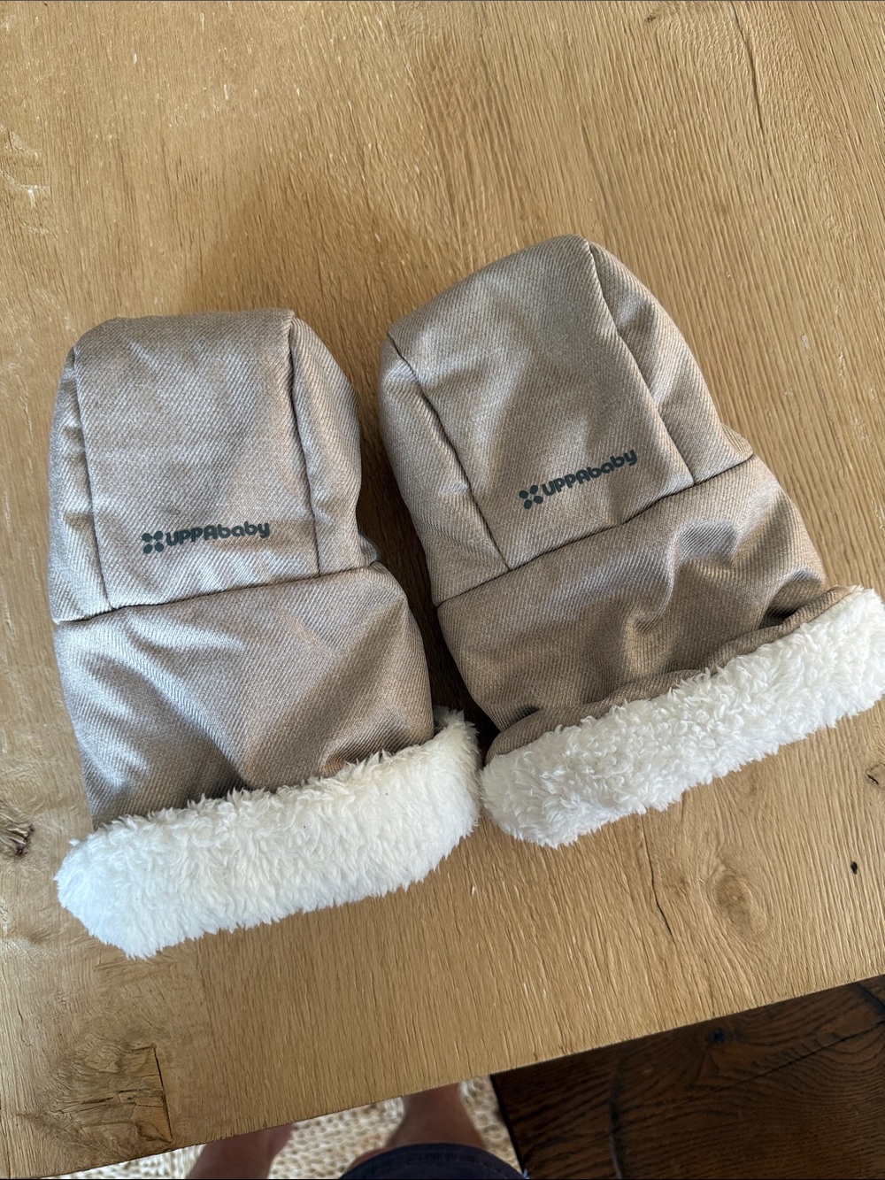UPPAbaby Infant handmuffs in Oat with White Faux Fur Trim
